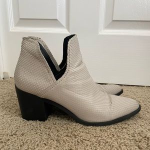 WOMENS STEVE MADDEN BOOTIES